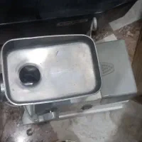 چرخ گوشت و دستگاه تلویزیون استانی و فن و لامپ