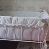 تخت و گهواره کنار مادر کاملا سالم|تخت و صندلی بچه|رشت, نامجو|دیوار