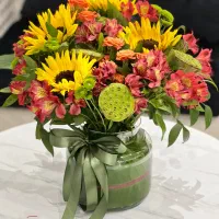 منشی سالن زیبایی حوالی کارشناسان