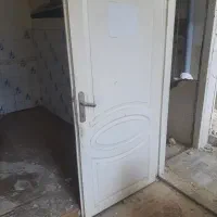 سه عدد درب قدیمی با دیوار چوبی و قفل و دستگیره