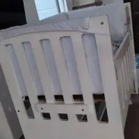 تخت کنار مادر