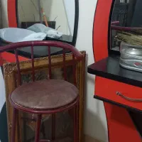 میز و آینه و صندلی