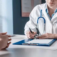 همکار پزشک عمومی یا متخصص