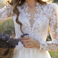 دوزنده لباس عروس  و وسط کار