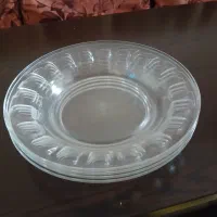 تعدادی ظروف بلوری و سفالی و ملامین