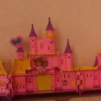 قصر فروزن|اسباببازی بچه|ساری, |دیوار