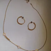 گوشواره و گردنبد طلا