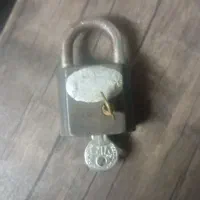 قفل 2کلید قدیمی|کلکسیون اشیاء عتیقه|تهران, باغ خزانه|دیوار