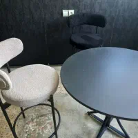 ۸ عدد صندلی و دو عدد میز خوشگل مناسب کافه