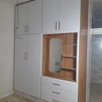 کمد دیواری و در اتاق