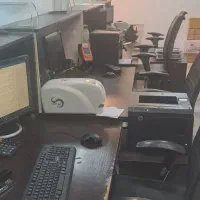 کارمند خانم دفتر پیشخوان