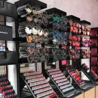 فروشنده خانم برای لوازم آرایشی بهداشتی