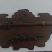 تابلوتزئینی اسلحه قدیمی عتیقه آرم ضبط کفپوش ایکس۳۳