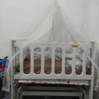 تخت کنار مادر