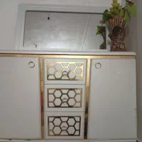 میز همراه آینه