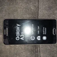 یک دستگاه گوشی موبایل سامسونگ گلکسیA3