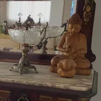 مجسمه بودا و ظرف بلور پایه دار