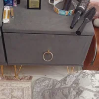 یک تخت دونفره با پاف کنار تخت و میز|تخت و سرویس خواب|محمدیه-قزوین, |دیوار