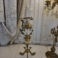 تلفن برنجی طلایی ایستاده