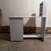 میز تحریر و ناخن