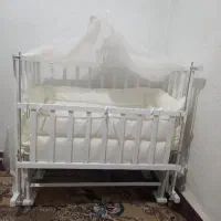 گهواره و تخت کنار مادر