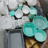 تعدادی ظرف پلاستیکی اشپزخانه|ظروف نگهدارنده، پلاستیکی، یک‌بارمصرف|بومهن, |دیوار