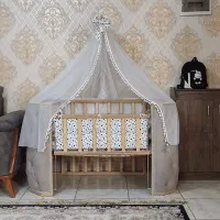 تخت کنار مادر لمسه کوبی