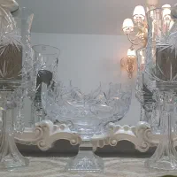 سه تیکه ظرف میوه و شمعدانهای بزرگ خورشیدی