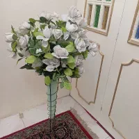 دوعدد دسته گل مصنوعی بزرگ با گلدان پایه بلند سالم