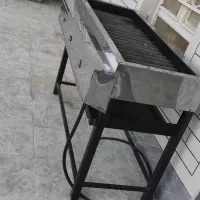 گاز کباب پز. درب سرویس بهداشتی یا حمام