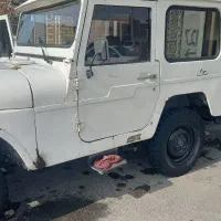 جیپ سفید رنگ