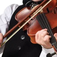 نوازنده ویالن و کوبه ای