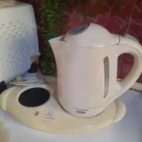 کتری چای ساز سالم است قوری آن شکسته