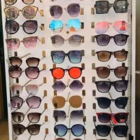 ویترین،عینک  آفتابی و عطر