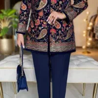 خیاطی همراه با آموزش تولیدی مانتو