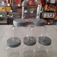 حدود ۶۰۰عدد ظرف پلاستیکی نیم کیلویی
