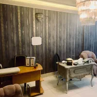 ابتدای الهیه، دفترکار ، سالن زیبایی با تابلو