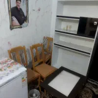 کتابخانه صندلی و گل میز