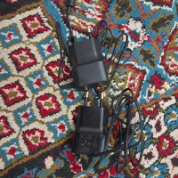 تعدادی شارژر موبایل و کابل شارژر و کابل پاوربانک