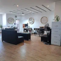 اجاره صندلی در سالن شیک و نوساز