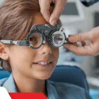 فروشنده عینک در مطب بینایی سنجی