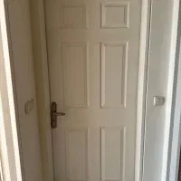 دو عدد در اتاق با دو عدد در سرویس