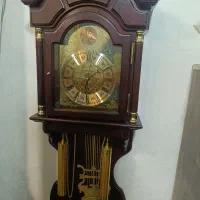 یک عدد ساعت دیواری تمام چوب