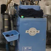 ب یک نفر نیروی خانم پای دستگاه جوراب بافی