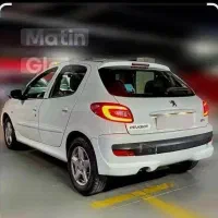 .فروشنده وخریدار ماشین.خریدار سواری