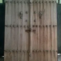 درب چوبی قدیمی بزرگ