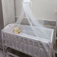 تخت کنار مادر