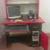 کامپیوتر به همراه میز و متعلقات