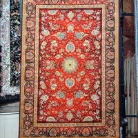 فرش سلطان اباد ۱۲۰۰ شانه زمینه رنگ لاکی