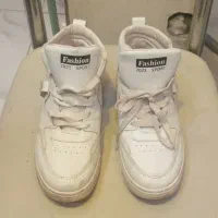 کتونی اورجینال تمیزنیم پوت سفیدسایز۳۸و۳۷هم میخوره